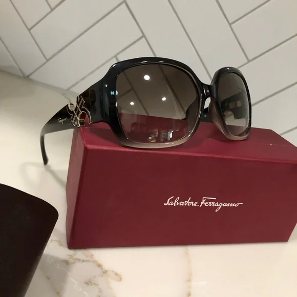 NWOT Salvatore Ferragamo Sunglasses SALVATORE FERRAGAMO Womens NWOT SF890S 210 Crsytal Brown  main image 2